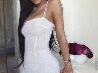 Kylie Jenner w rozkosznej białej sukience